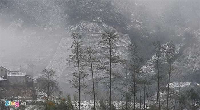 Phong cảnh hữu tình trong làn mưa nhỏ cùng các luồng mây kéo qua.