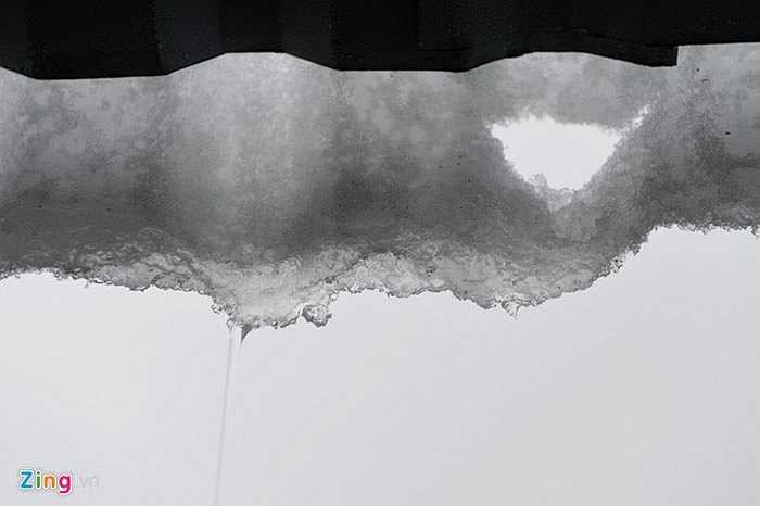 Giọt ranh từ mái hiên nhà trên đỉnh đèo Ô Quý Hồ.