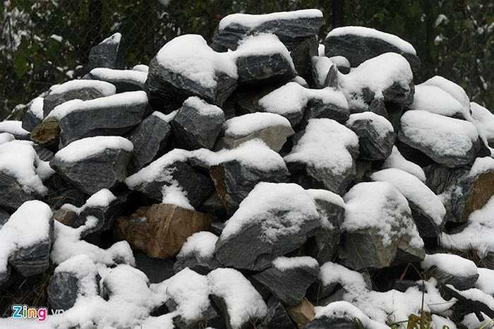 Những hòn đá bên vệ đường cũng bị đóng tuyết.