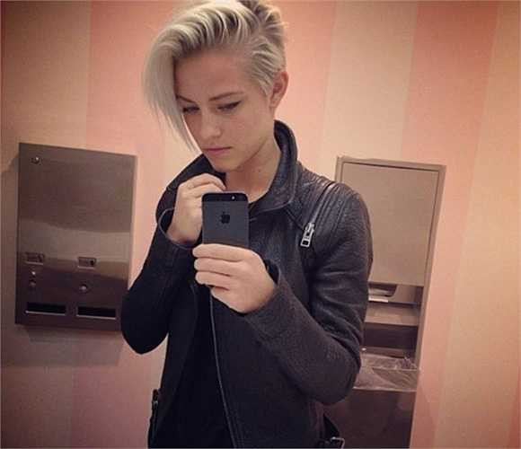 Brittenelle Fredericks, cô nàng có 30.000 người theo dõi, trung thành với phong cách chưng diện đơn sắc, phối đồ cực cá tính. Cô rất thích mặc đồ đen.