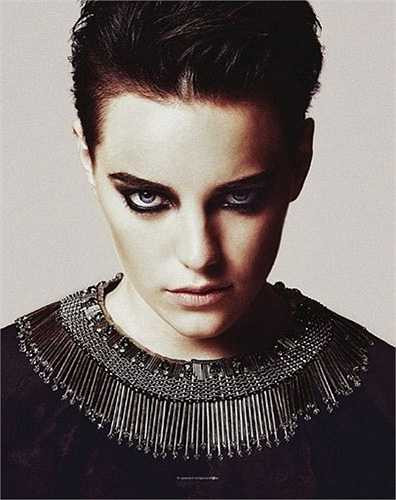 Với 60.000 người theo dõi, cô nàng tomboy sành điệu Erika Linder là một trong những người mẫu lưỡng tính được biết đến nhiều nhất. Cô ăn mặc rất cá tính và được đánh giá là mặc gì cũng đẹp, dù món đồ mang tính nam hay tính nữ. Erika cho biết cô ăn mặc kiểu đàn ông từ nhỏ.