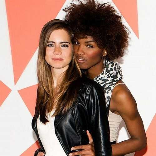 Người mẫu này chuyên chia sẻ lên Youtube những video tư vấn ăn mặc đẹp, rất hút người xem.