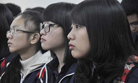 Các học sinh chăm chú lắng nghe.