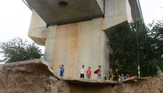 Cầu Prek Tamak trơ phần chân không thấy móng sau khi bị xói mòn