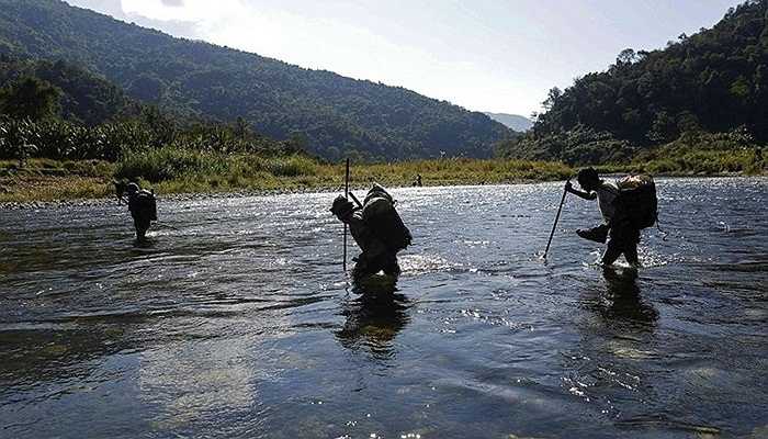 Naga - một tộc người thiểu số ở Myanmar được cho là một trong những bộ tộc người dã man khi săn đầu người và trang trí nhà cửa của họ bằng hộp sọ của kẻ thù. Họ có khoảng 120.000 người sống hoang dã ở Sagaing, phía Tây Bắc Myanmar.