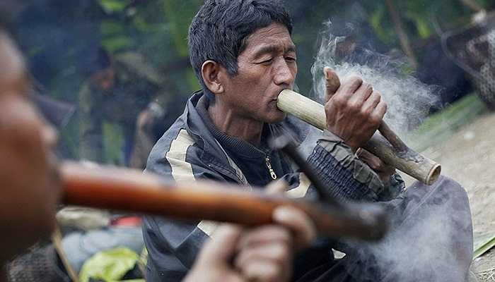 Những người đàn ông đang hút thuốc phiện từ ống tre tự chế. Ở đây, thuốc phiện còn được giao dịch để đổi lấy quần áo hoặc đồ gia dụng.