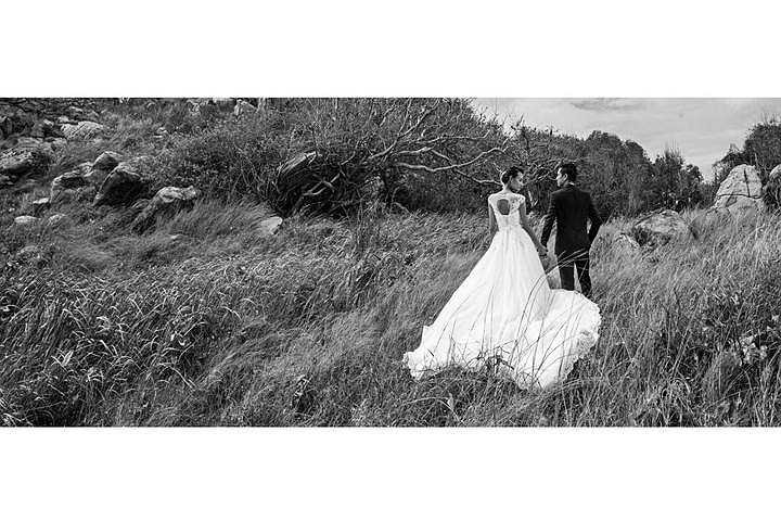 Trong đám ăn hỏi, hình ảnh cô dâu Lê Thuý mặc áo dài đỏ quét sân nhà đã làm mọi người xúc động