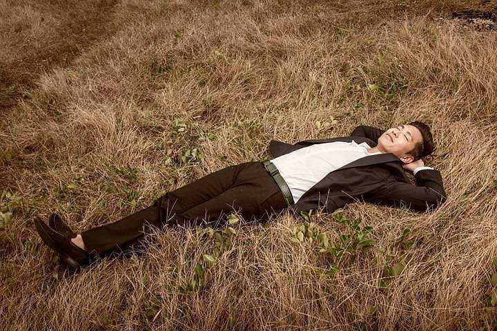 Đám cưới của Lê Thuý không có siêu xe, không ồn ào, chỉ là những người thân trong gia đình nấu cơm bên bếp lửa để chúc phúc cho đôi vợ chồng trẻ