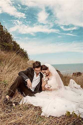 Chú rể Đỗ An cũng không ngại ngần xắn tay để chuẩn bị công việc cho đám ăn hỏi