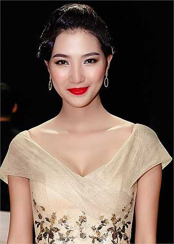 Nhìn cô nàng phảng phất dáng vẻ của những mỹ nhân của những thập niên xưa.
