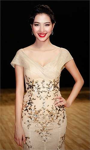 Quyết định Nam tiến từ nửa cuối năm 2014, Mỹ Linh may mắn đạt giải Én Vàng (giải cao nhất cuộc thi tìm kiếm người dẫn chương trình).