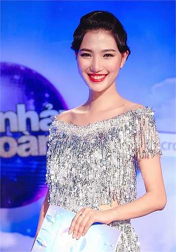 Phần mở màn, Mỹ Linh vô cùng nổi bật với bộ đầm ngắn tua tua màu bạch kim, tái hiện hình ảnh một nữ vũ công quyến rũ, đầy mê hoặc ở nhiều thập niên trở về trước.