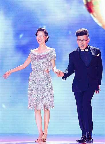 Sau 2 liveshow của Bước nhảy hoàn vũ, Mỹ Linh đã nhận được nhiều lời khen vì phong cách dẫn ngày càng tự nhiên và gần gũi với các thí sinh cũng như khán giả. 