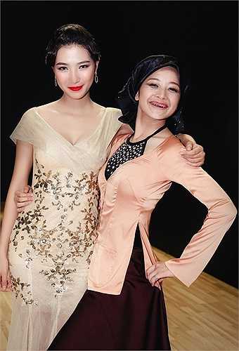 Ngay sau đó, Mỹ Linh lại thay ngay một bộ đầm đuôi cá ôm sát màu vàng với phần cổ sâu khá gợi cảm. 