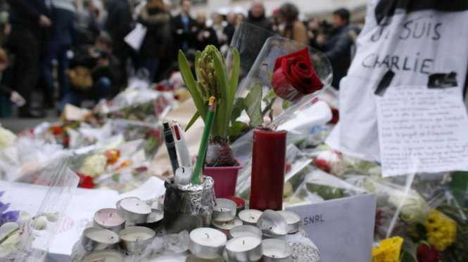 Người dân Pháp đặt hoa và nến trước tòa báo Charlie Hebdo