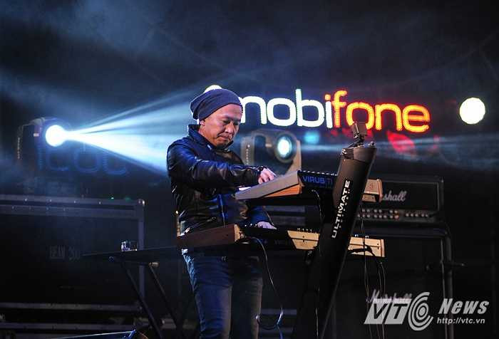 Bản Nguyên với sự góp mặt của nhạc sĩ Quốc Trung, Hà Trần ra sân khấu Rockstorm7 Hà Nội khi cơn mưa còn khá nhẹ.