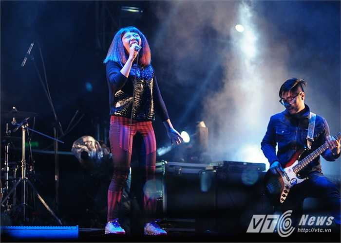 Hà Trần phiêu cùng âm nhạc trên sân khấu Rockstorm.