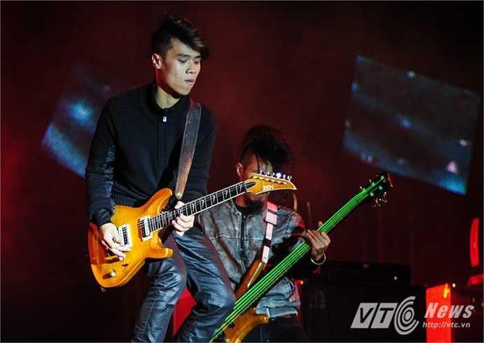 Một pha độc chiếm sân khấu của guitarist.