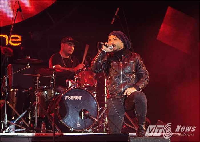 Trần Lập không kìm được cảm xúc và tặng ngay bài hát 'Cơn mưa hoang dã' khi nhìn khán giả nhiệt tình dưới cơn mưa.