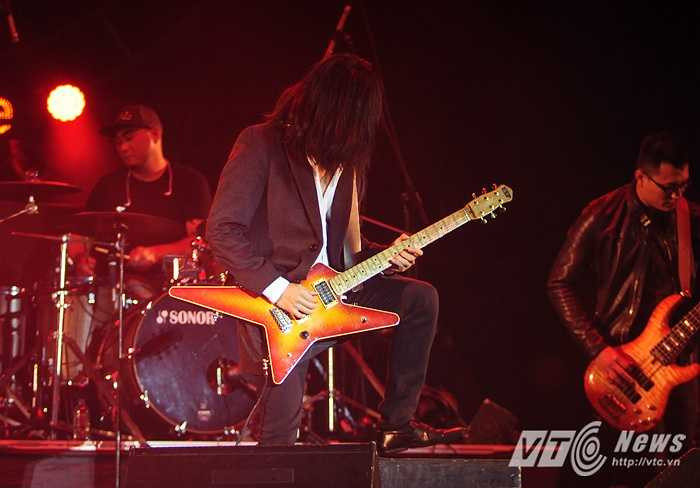 Tiếp theo đó là hàng loạt hit từng chiếm trọn trái tim rock fan nhiều thế hệ.