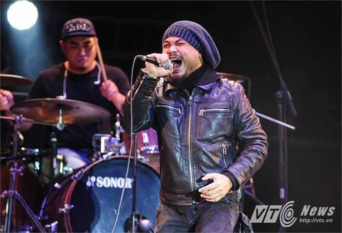 Trần Lập cuồng nhiệt trong các ca khúc của ban.