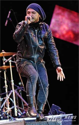 Trần Lập cuồng nhiệt trong các ca khúc của ban.