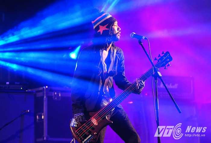 Microwave tiếp nhận sân khấu với một không khí không thể sối động hơn.