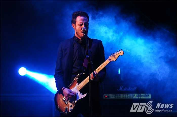 Họ làm chủ sân khấu và diễn vô cùng ngẫu hứng.