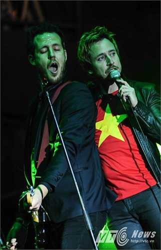 Khán giả vẫn tiếp tục dầm mưa thưởng thức các ca khúc của Stevans.