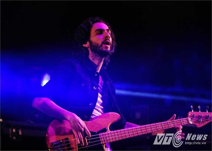 Bữa tiệc âm nhạc vẫn vô cùng ấn tượng, dù thời tiết mưa khá nặng hạt.