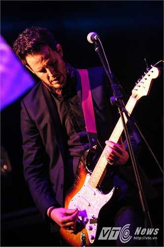 Không ngăn cản được khán giả đến xem và hòa mình vào các ca khúc rock.