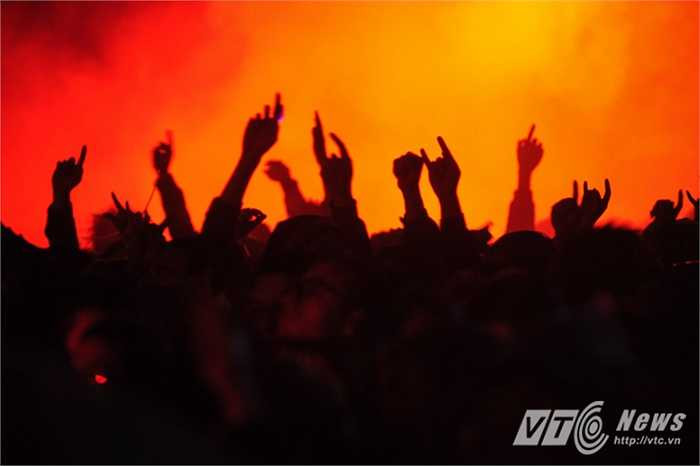 Pháo sáng đốt cháy đỏ một góc sân.