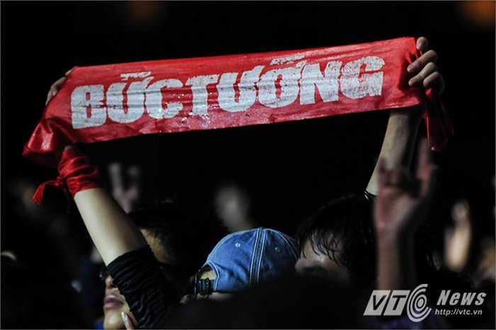 Băng rôn của fan hâm mộ Bức Tường giơ cao trên SVĐ Mỹ Đình.