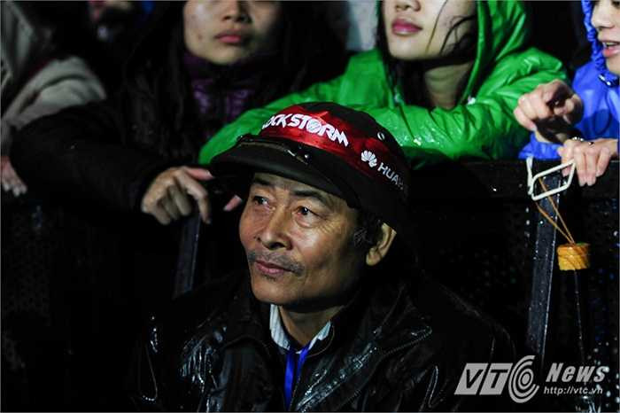 Một khán giả lớn tuổi thưởng thức âm nhạc theo cách nhẹ nhàng hơn.