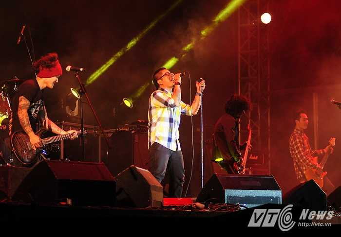 Những ca khúc quen thuộc như Say, Tìm lại khiến hàng ngàn khán giả ở Mỹ Đình như bùng cháy trong cơn mưa.