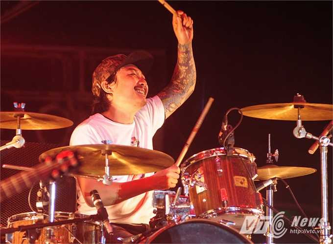 Microwave khuấy động sân khấu và khán giả.