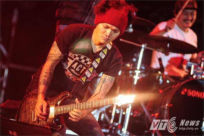 Guitarist của ban nhạc đến từ Sài Gòn, Micowave.