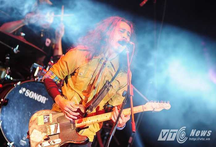 Với những ca khúc quen thuộc với nhiều thế hệ, PAK dễ dàng khuấy động không khí ở SVĐ Mỹ Đình.