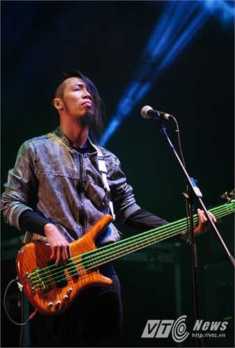 Bassist của PAK phiêu cùng các ca khúc.