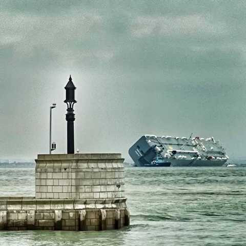 1.200 xe hơi hạng sang có nguy cơ ngấm mặn 