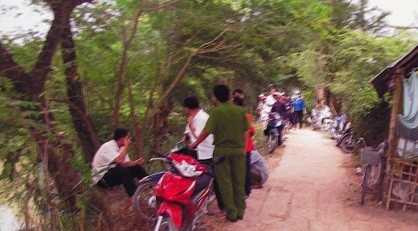  Lực lượng công an khám nghiệm hiện trường, gần khu vực Hải gây án.