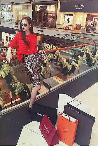 Chuyến đi Singapore được tiết lộ rằng Angela Phương Trinh đã dùng gần 1 tỷ đồng để mua sắm.