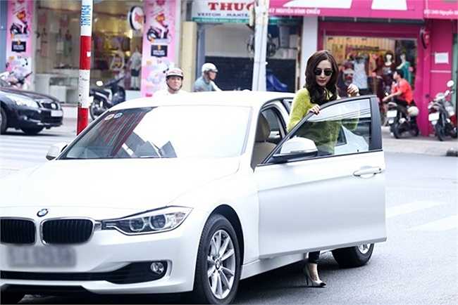 Angela Phương Trinh để lại chiếc xe cũ trị giá 2 tỷ cho em gái. Tuy nhiên, gần đây cô cho biết vì thiếu hụt tiền sau khi mua xe mới đã quyết định bán xe cũ.