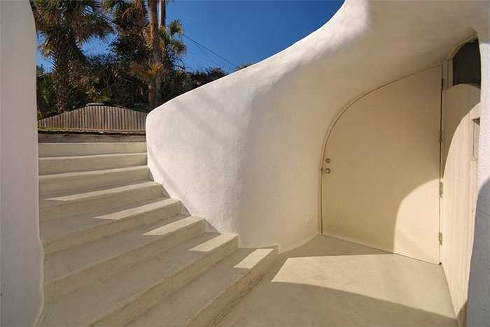 Hai căn hộ trong ngôi nhà sử dụng chung bậc thang ở cổng ra vào nhưng lại có cửa vào riêng.