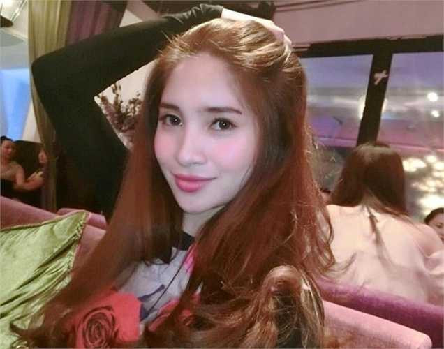 Nhờ sở hữu ngoại hình xinh xắn cùng có duyên bán hàng nên cửa hàng online của cô bạn 9X lúc nào cũng đông khách.