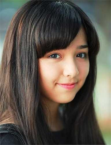 Hiện tại, cô gái này có thể nói 2 thứ tiếng là Tiếng Anh và Tiếng Việt, ngoài ra cô bé đang cố gắng học tiếp tiếng Hebrew (tiếng của quê nội).