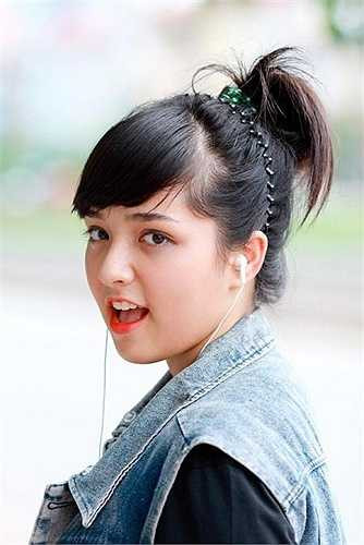 Dù sở hữu thân hình có đôi chút mũm mĩm nhưng nhờ gương mặt xinh xắn, Trinh Tây vẫn khá nổi tiếng ở Hà Nội.