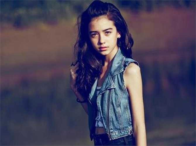 Hiện Caitlin đang học tại trường British Internationl School Vietnam.