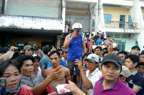 CĐV bức xúc vì không được vào sân