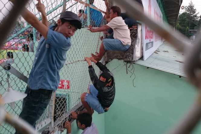 CĐV Long An khổ sở xem Công Phượng